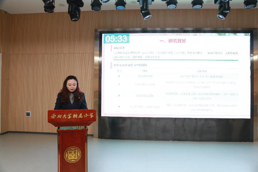 图片包含 室内, 钟表, 桌子, 房间AI 生成的内容可能不正确。