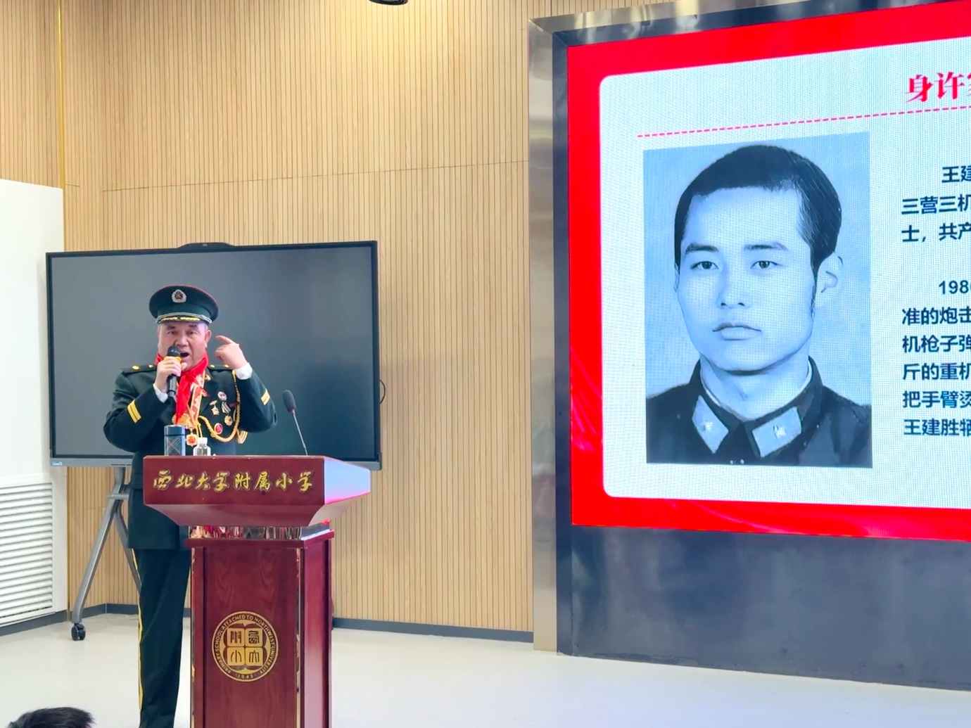 墙上的海报描述已自动生成