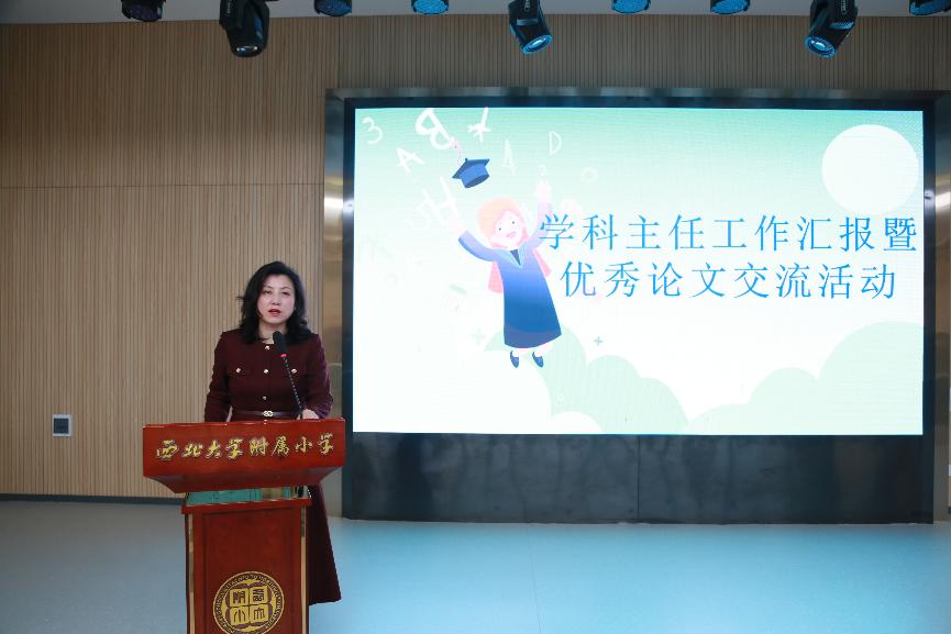 几个人站在电视前AI 生成的内容可能不正确。