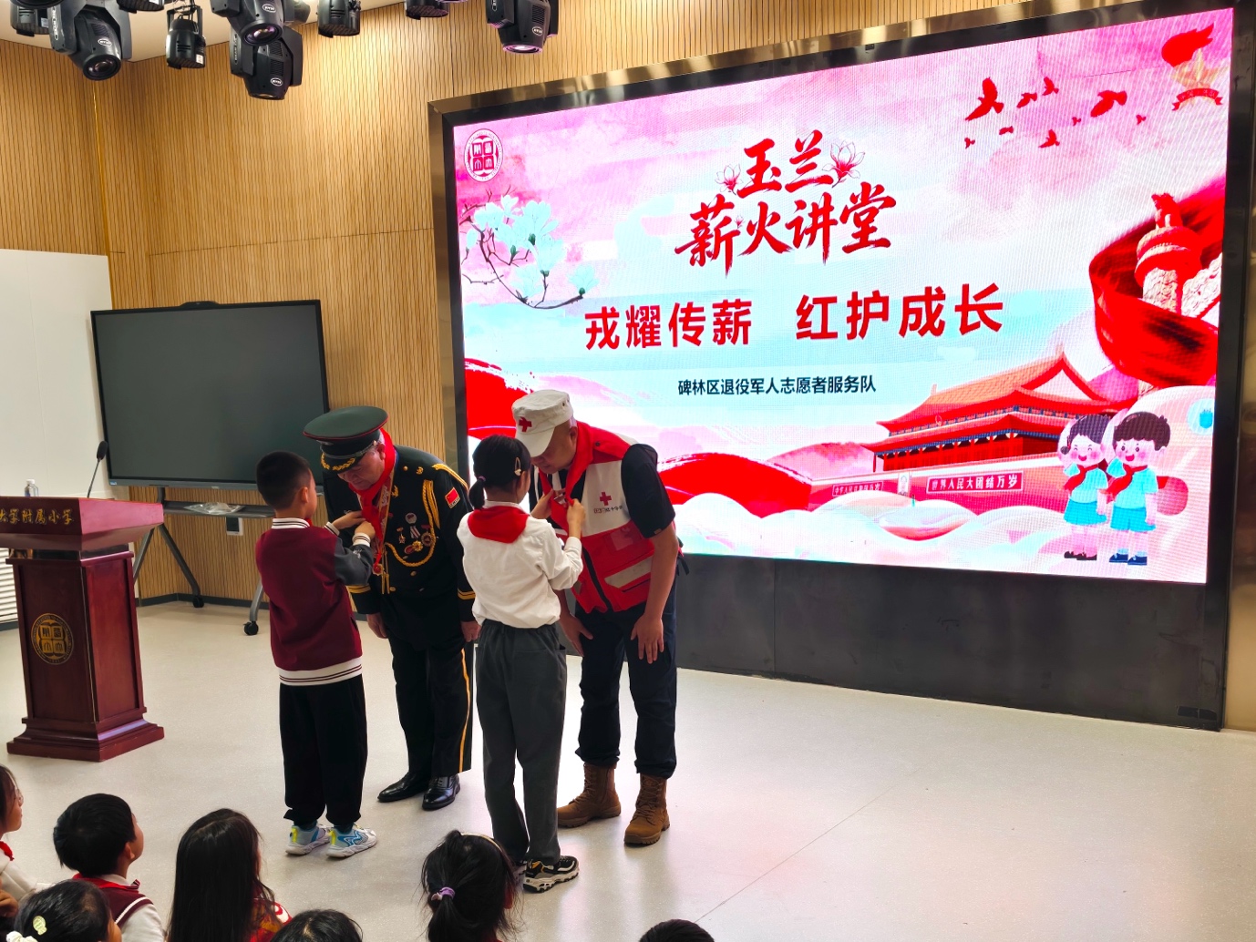 人们站在房间里中度可信度描述已自动生成