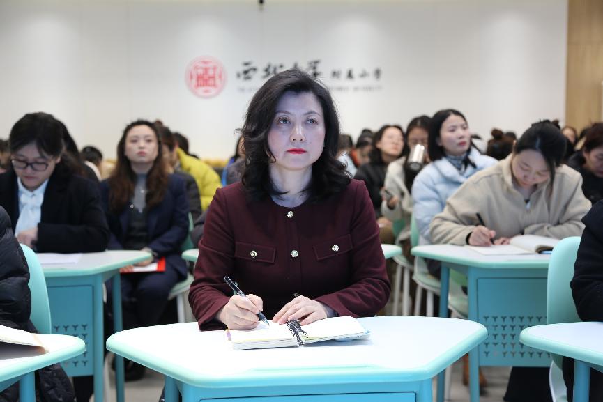 一群人坐在桌子前AI 生成的内容可能不正确。