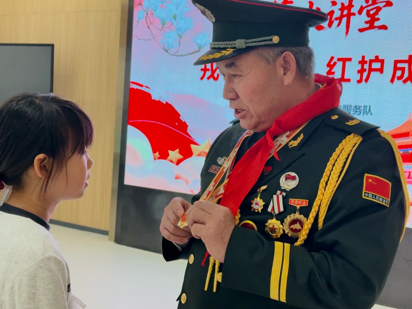 人戴着帽子低可信度描述已自动生成