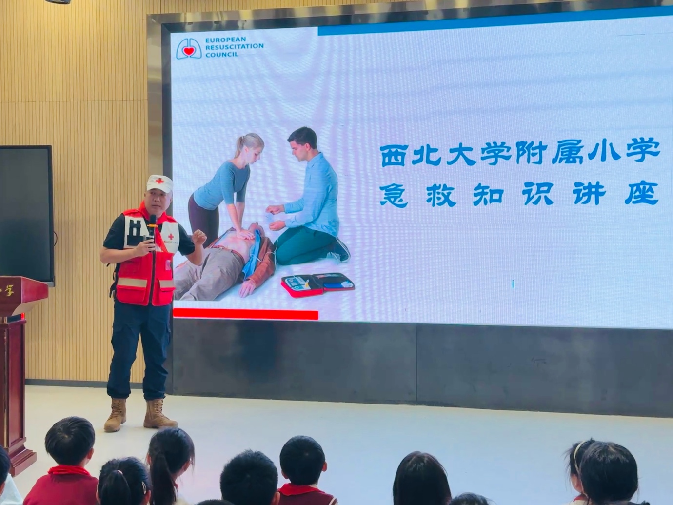 一群人站在屏幕前面描述已自动生成